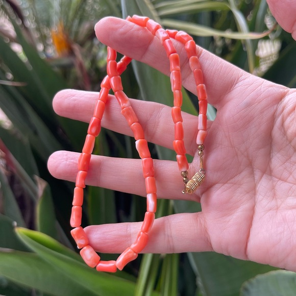 Natural Japanese momo coral tubular bead gold tone necklace - Picture 3 of 7